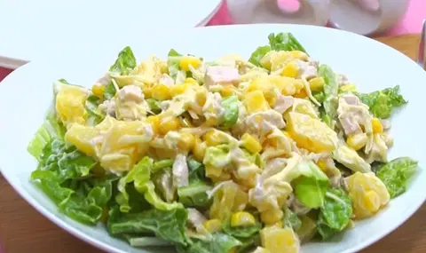 Салат с пекинской капустой, курицей и ананасами