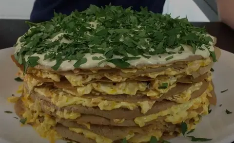 Слоеный печеночный торт с морковью и луком