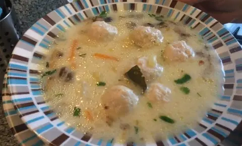 Сырный суп с куриными фрикадельками