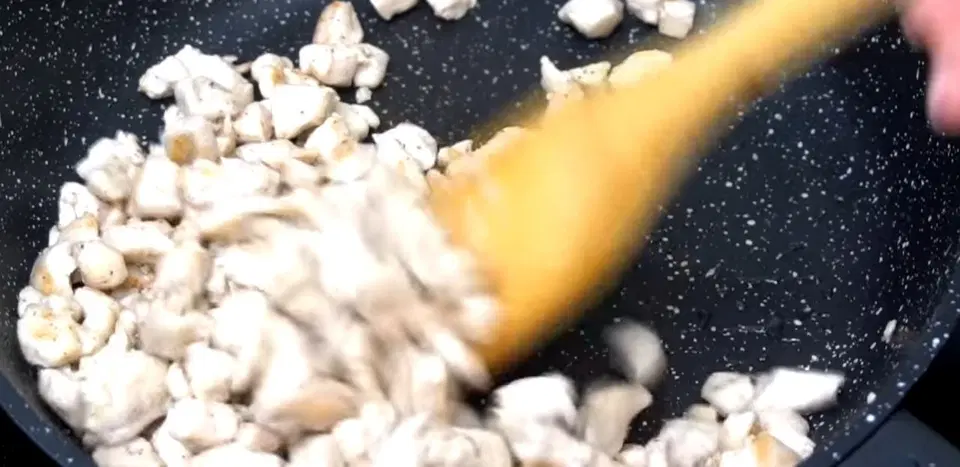 Салат оливье с мясом и свежими огурцами — шаг 5