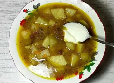 Рассольник с полбой и солеными огурцами