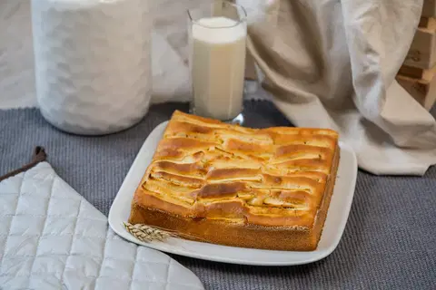 Шарлотка с молоком