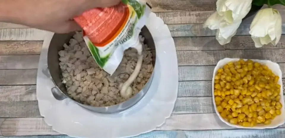 Салат из курицы с ананасами и кукурузой — шаг 5
