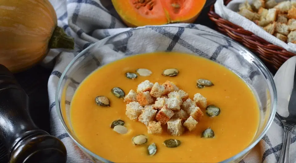 Тыквенный крем-суп с курицей и сухарикамии