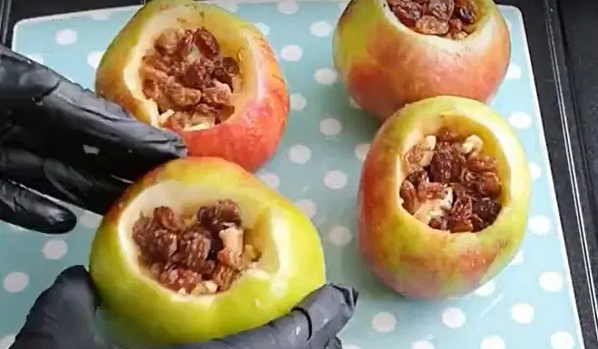 Запеченные яблоки с орехами, изюмом, медом и корицей — шаг 3