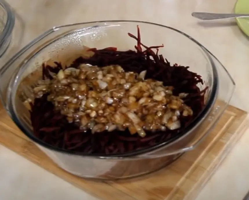 Салат из свеклы с луком и чесноком — шаг 6