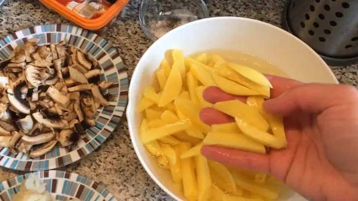 Сырный суп с куриными фрикадельками — шаг 2
