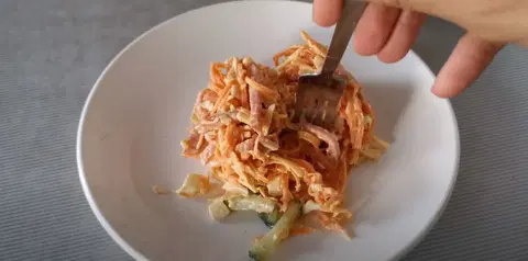 Салат с корейской морковью и колбасой