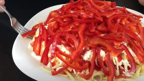 Салат "Красное море" с помидорами и сладким перцем