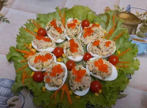 Фаршированные печенью трески яйца
