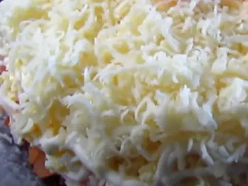 Слоеный салат с помидорами и крабовыми палочками — шаг 4