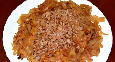 Гречневая каша с пассерованным луком