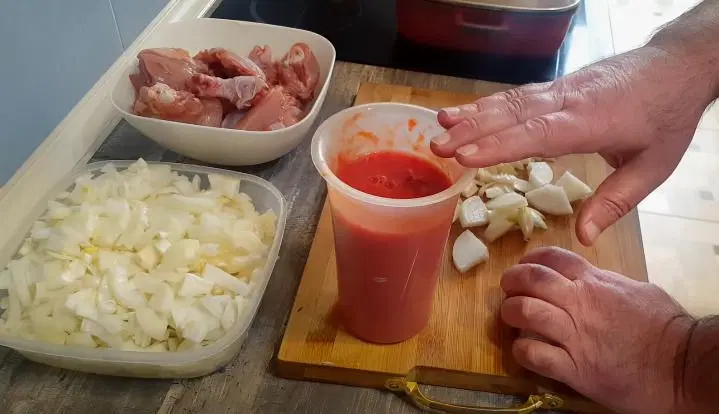 Отварная курица с томатной подливкой «по-армянски» — шаг 3