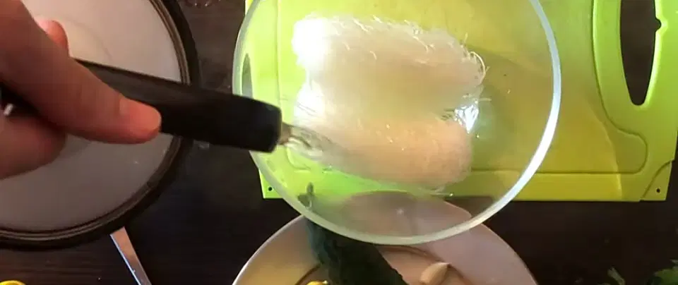 Салат с фунчозой и морепродуктами — шаг 1