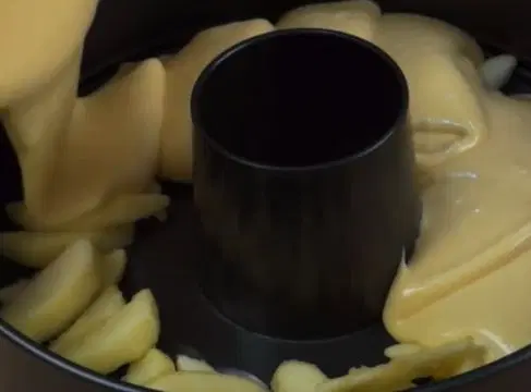 Классическая шарлотка с яблоками — шаг 4