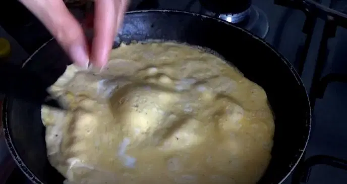 Нежный омлет с грибами, специями и сыром — шаг 3