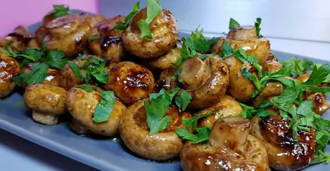 Жареные грибы с чесноком, петрушкой и лимонным соком