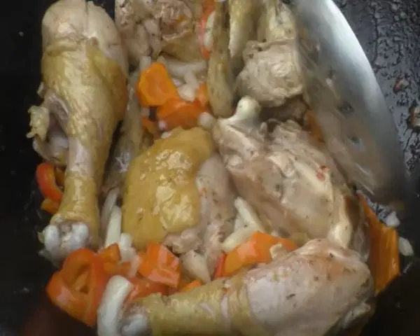 Петух в казане с картофелем и овощами — шаг 2