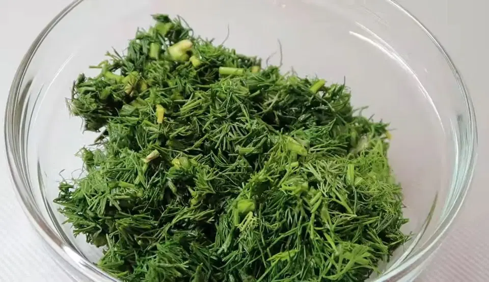 Маринованный сладкий перец с чесноком и зеленью — шаг 2