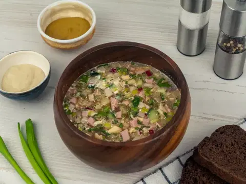 Окрошка с ветчиной на квасе