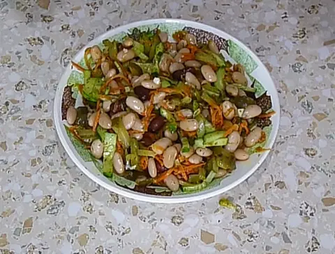 Салат с фасолью, солеными огурцами и морковью