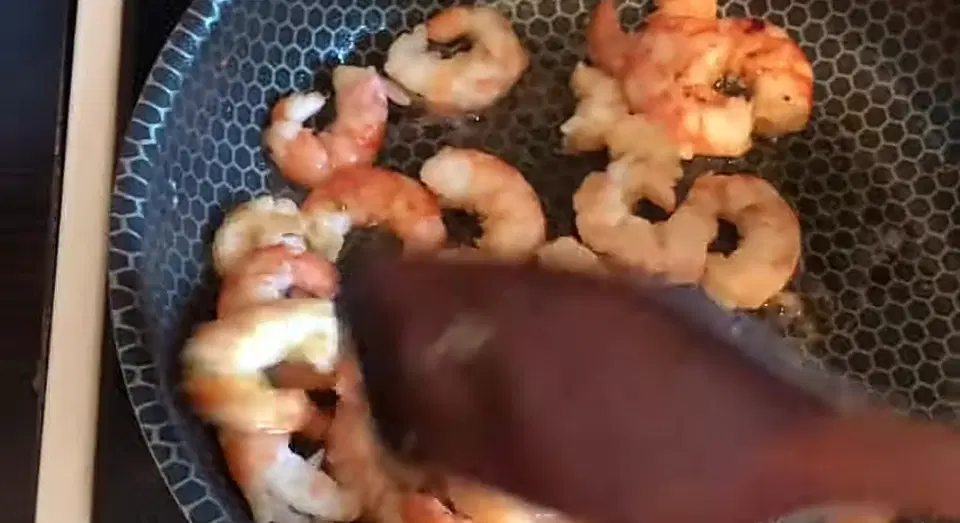 Салат с фунчозой и морепродуктами — шаг 7