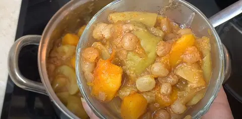 Печеная тыква с яблоками и клюквой