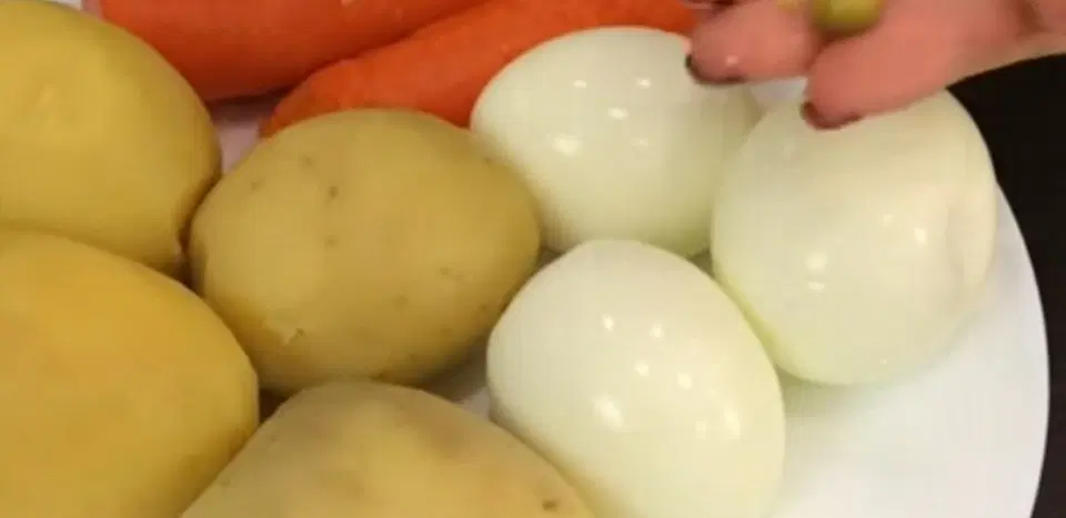 Оливье по-советски с куриной грудкой — шаг 2