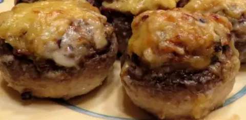 Запеченные грибы, фаршированные курицей и сыром