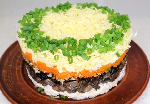 Салат с курицей, грибами и черносливом