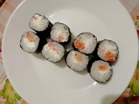 Маки ролл с лососем