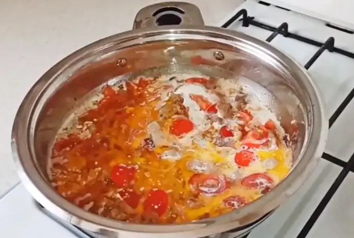 Паста в сливочном соусе с чесноком и помидорами — шаг 4