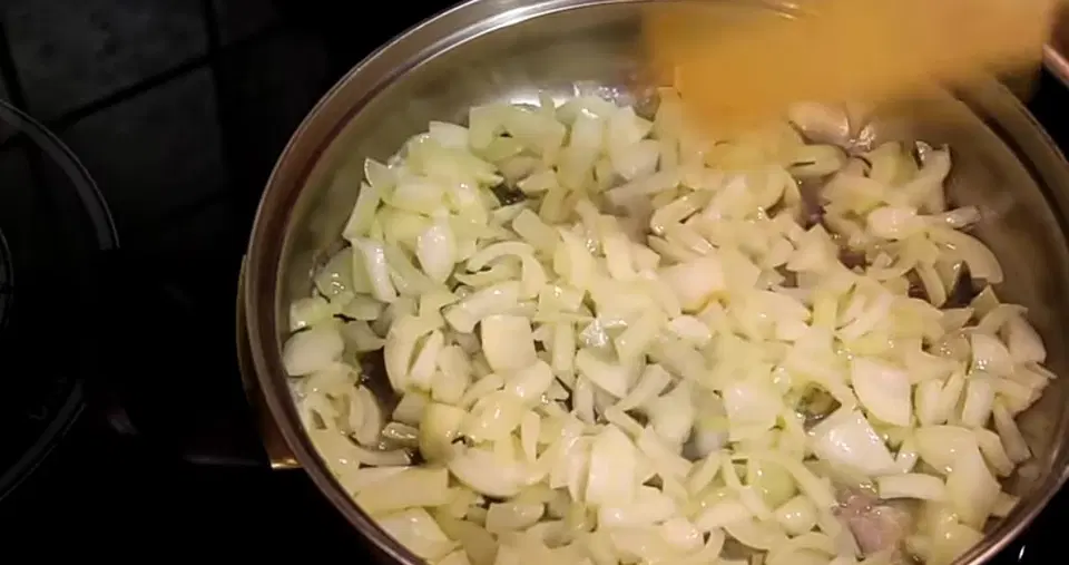 Нежный куриный жюльен с грибами и сыром — шаг 5