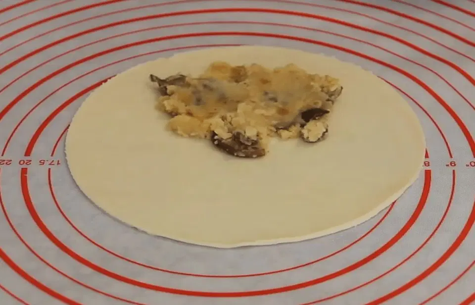 Постные чебуреки с картошкой и грибами — шаг 4