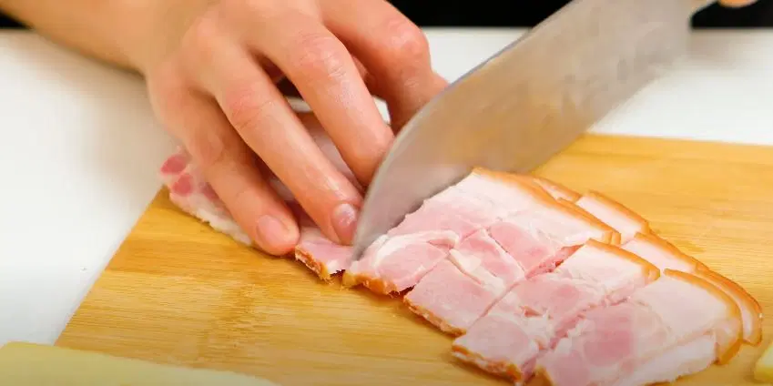 Картошка-гармошка с чесноком и укропом в духовке — шаг 4