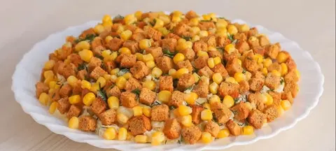 Салат с консервированной кукурузой и сухариками