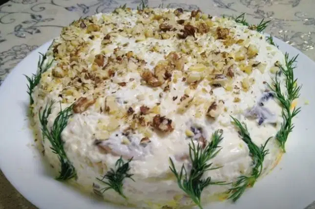 Салат Белый медведь с курагой и грецким орехом