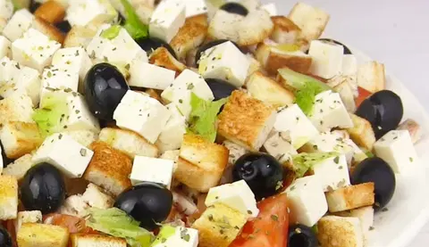 Греческий цезарь с маслинами и сыром фета