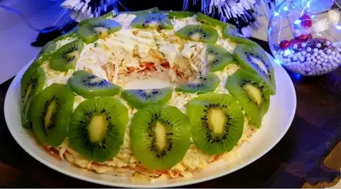 Салат "Изумрудный браслет" с курицей корейской морковью и киви