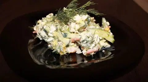 Салат с креветками, яйцом и огурцом