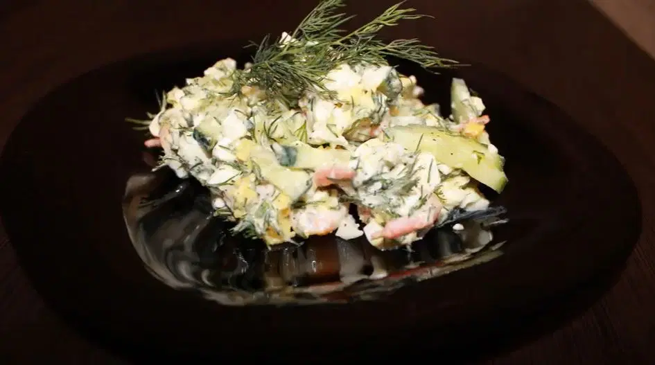 Салат с креветками, яйцом и огурцом