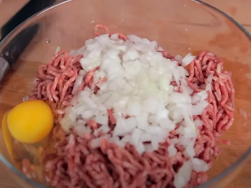 Бургер с яйцом и котлетой с овощами — шаг 1