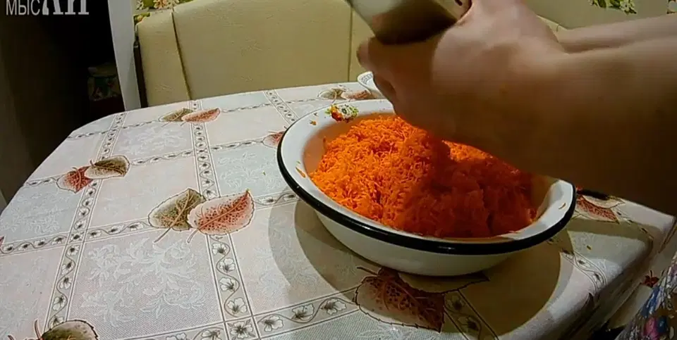 Салат из моркови с чесноком — шаг 1