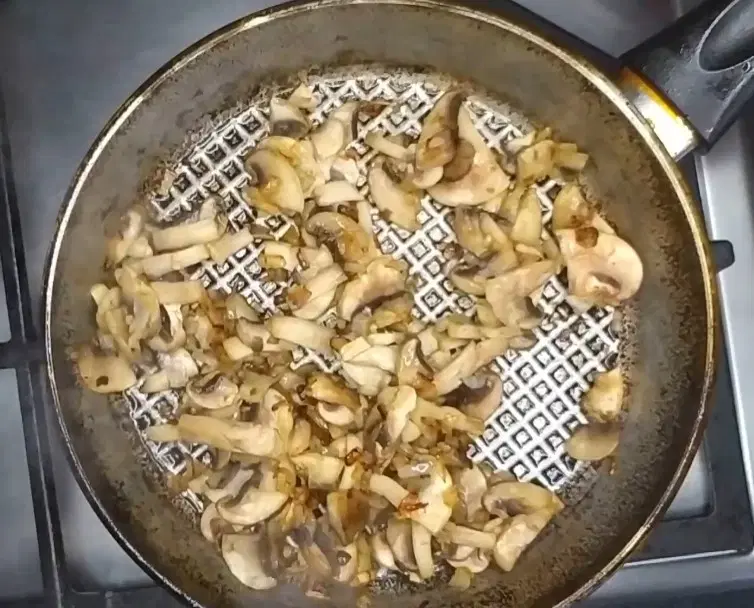 Жульен со свининой и грибами — шаг 3