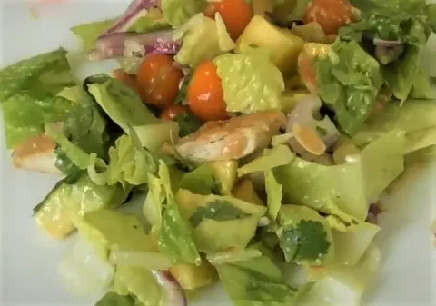 Салат из капусты, курицы, авокадо, манго и болгарского перца