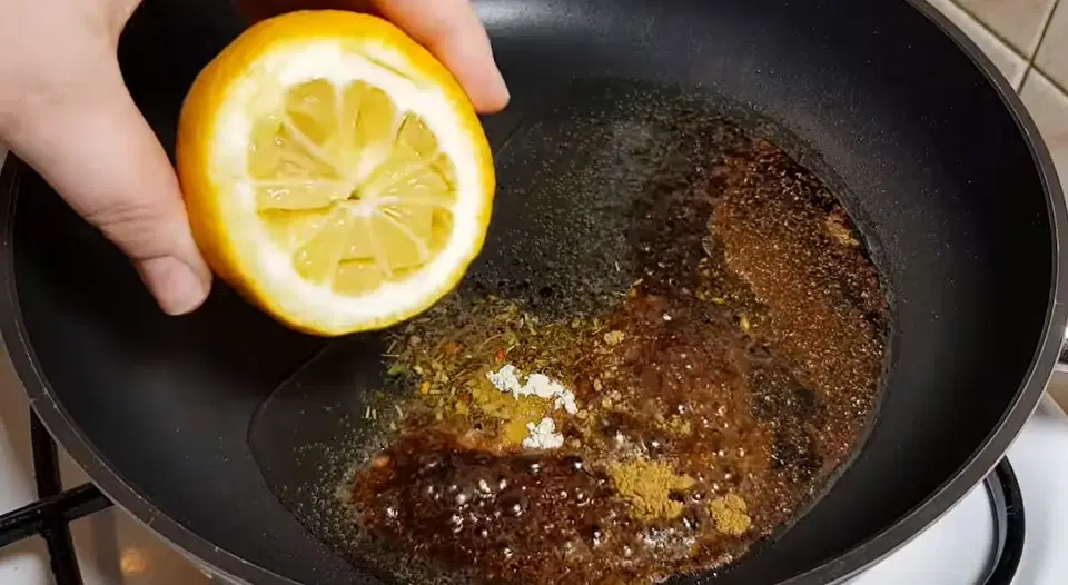 Жареные грибы с чесноком, петрушкой и лимонным соком — шаг 2