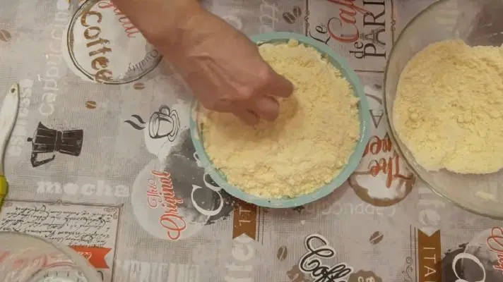 Насыпной пирог с творогом и яблоками — шаг 4