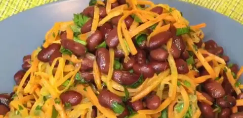 Теплый салат с фасолью и морковью