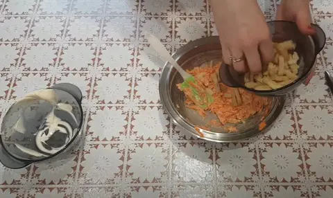 Салат с морковью и сухариками