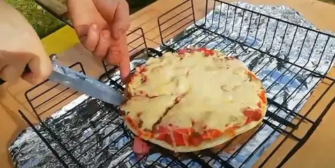 Вкусная пицца на гриле